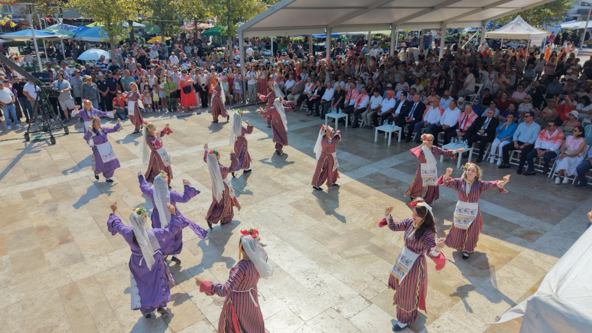 URLA’DA GELENEKSEL BAĞBOZUMU ŞENLİKLERİ RENKLİ GÖRÜNTÜLERLE BAŞLADI