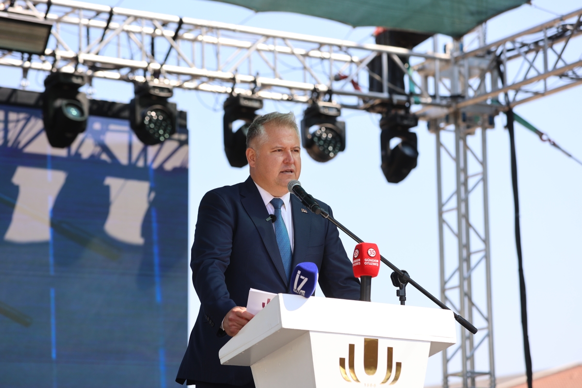 URLA’DA GELENEKSEL BAĞBOZUMU ŞENLİKLERİ RENKLİ GÖRÜNTÜLERLE BAŞLADI