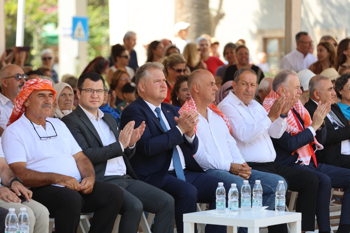 URLA’DA GELENEKSEL BAĞBOZUMU ŞENLİKLERİ RENKLİ GÖRÜNTÜLERLE BAŞLADI