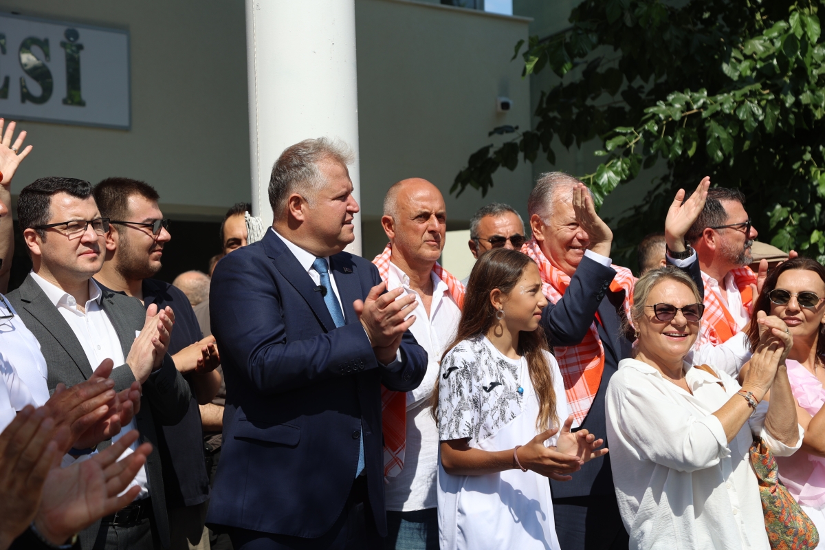 URLA’DA GELENEKSEL BAĞBOZUMU ŞENLİKLERİ RENKLİ GÖRÜNTÜLERLE BAŞLADI