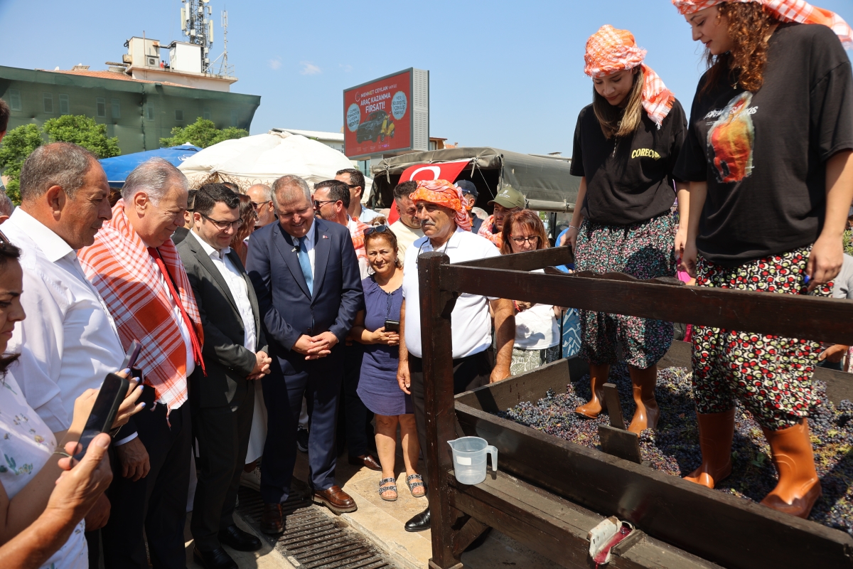 URLA’DA GELENEKSEL BAĞBOZUMU ŞENLİKLERİ RENKLİ GÖRÜNTÜLERLE BAŞLADI