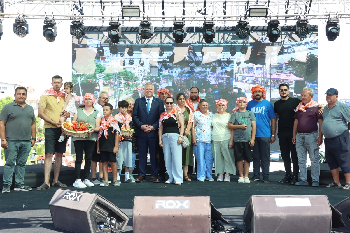 URLA’DA GELENEKSEL BAĞBOZUMU ŞENLİKLERİ RENKLİ GÖRÜNTÜLERLE BAŞLADI