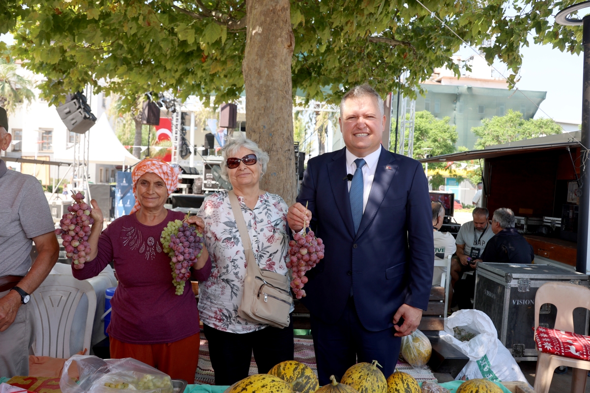 URLA’DA GELENEKSEL BAĞBOZUMU ŞENLİKLERİ RENKLİ GÖRÜNTÜLERLE BAŞLADI