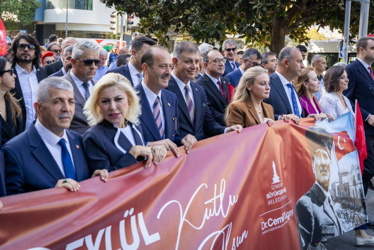 9 EYLÜL RUHU İZMİR SOKAKLARINDA