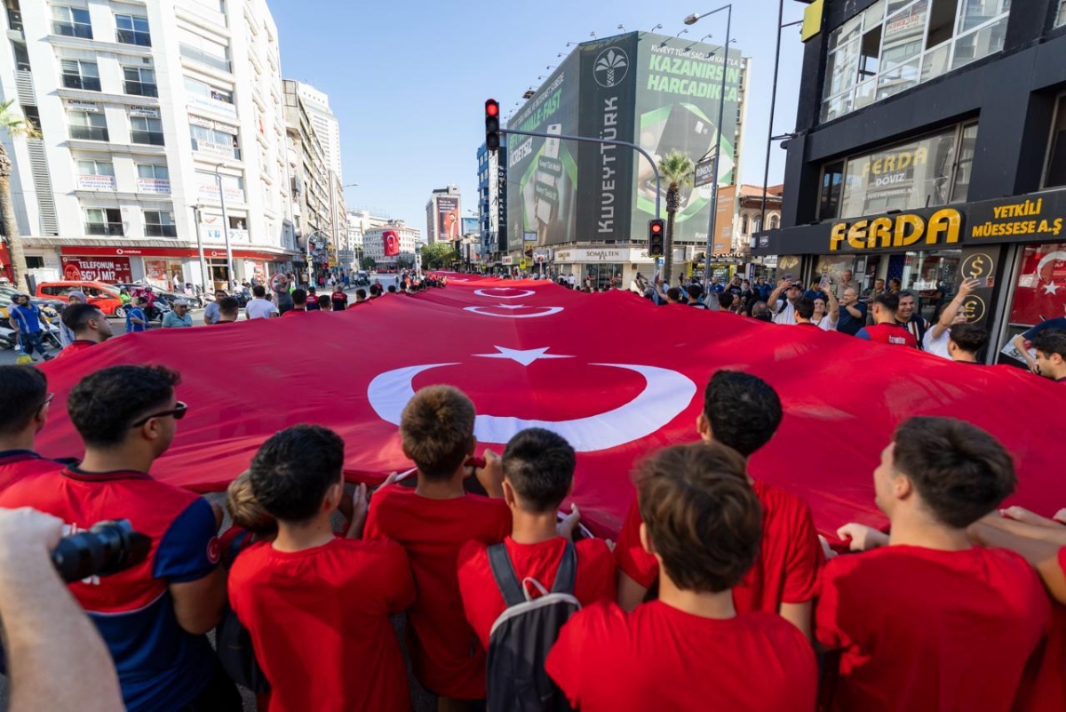 9 EYLÜL RUHU İZMİR SOKAKLARINDA