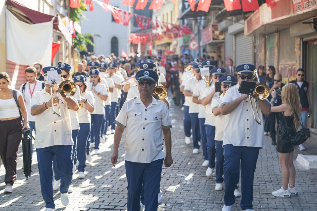 9 EYLÜL RUHU İZMİR SOKAKLARINDA