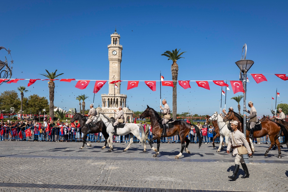 9 EYLÜL RUHU İZMİR SOKAKLARINDA