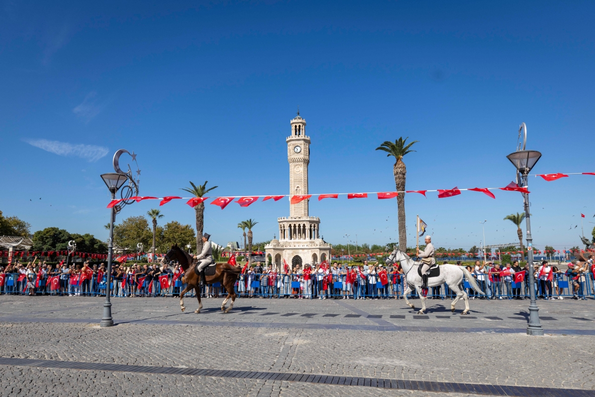 9 EYLÜL RUHU İZMİR SOKAKLARINDA