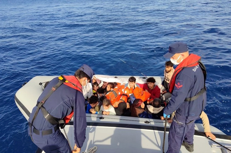 İzmir açıklarında 71 düzensiz göçmen yakalandı, 16 düzensiz göçmen kurtarıldı