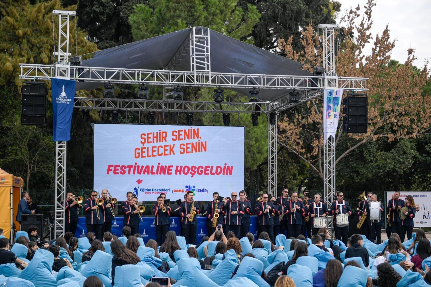 İZMİR GENÇLERE ALAN AÇIYOR