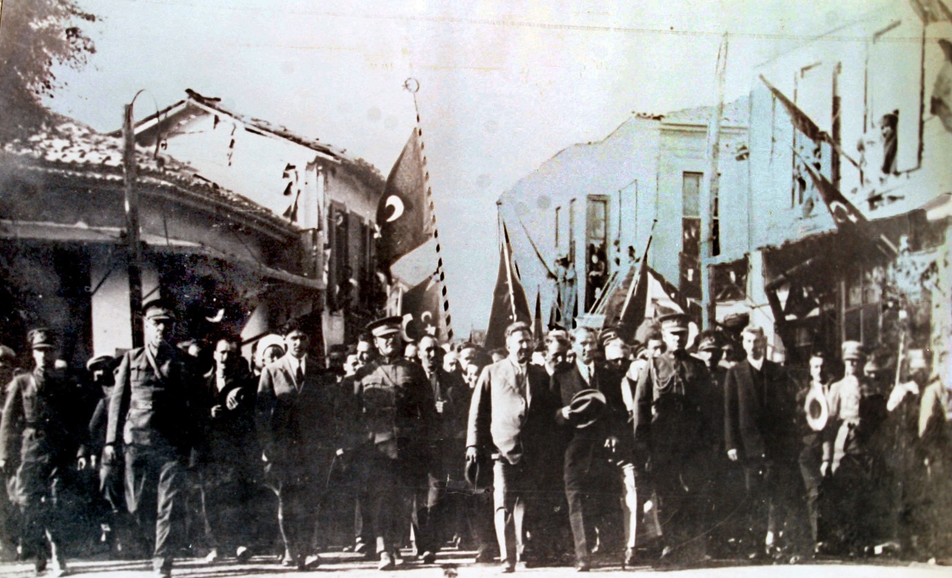 CUMHURİYET YOLUNDA BİR DURAK: URLA Bir Kıyı, Bir Lider, Bir Sevda…