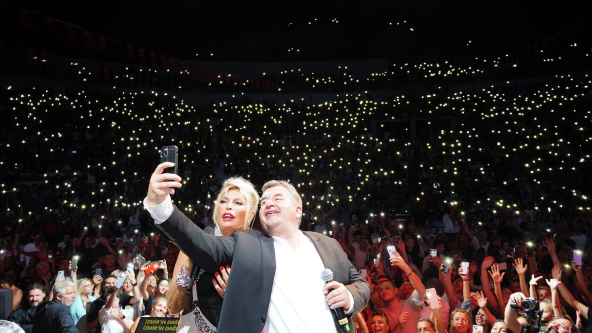 Çeşme’de tarihin en görkemli kutlaması; Ajda Pekkan ve Sıla on binlerce Çeşmeli’ye konser verdi