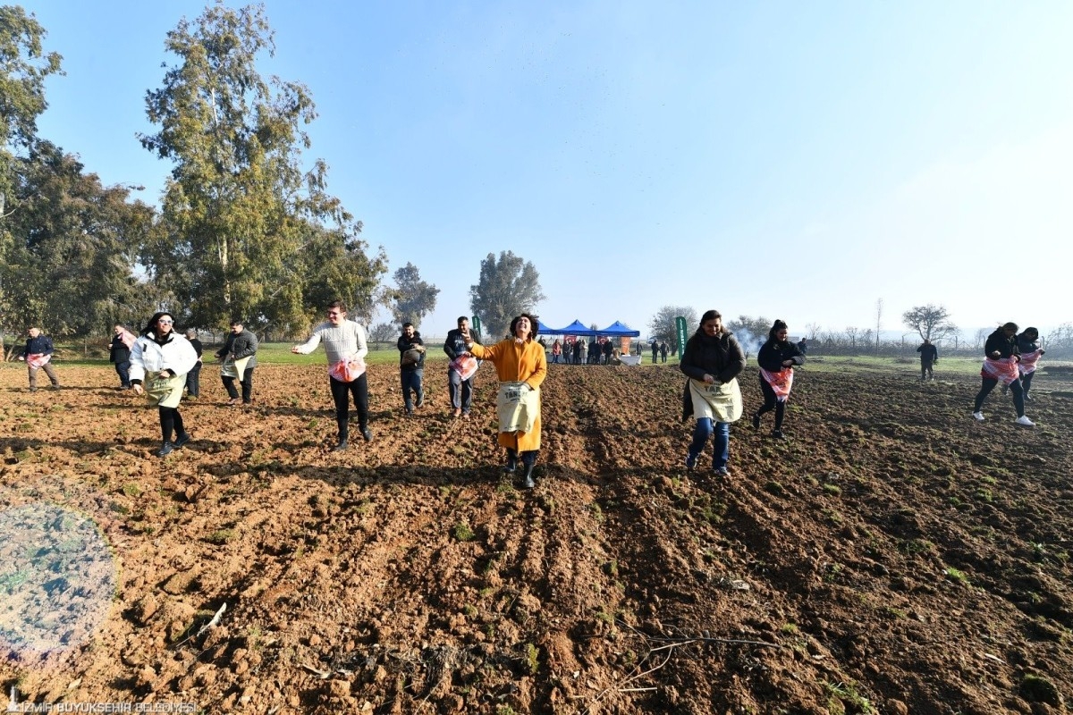 İzmir’de Yaşar Üniversitesi öğrencileri karakılçık tohumu ekimi yaptı.