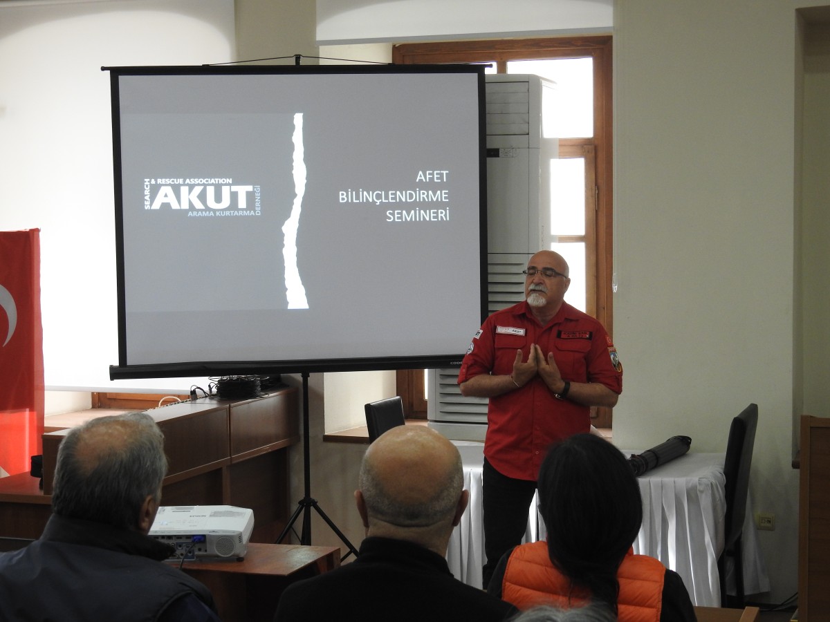 Urla’da AKUT deprem semineri
