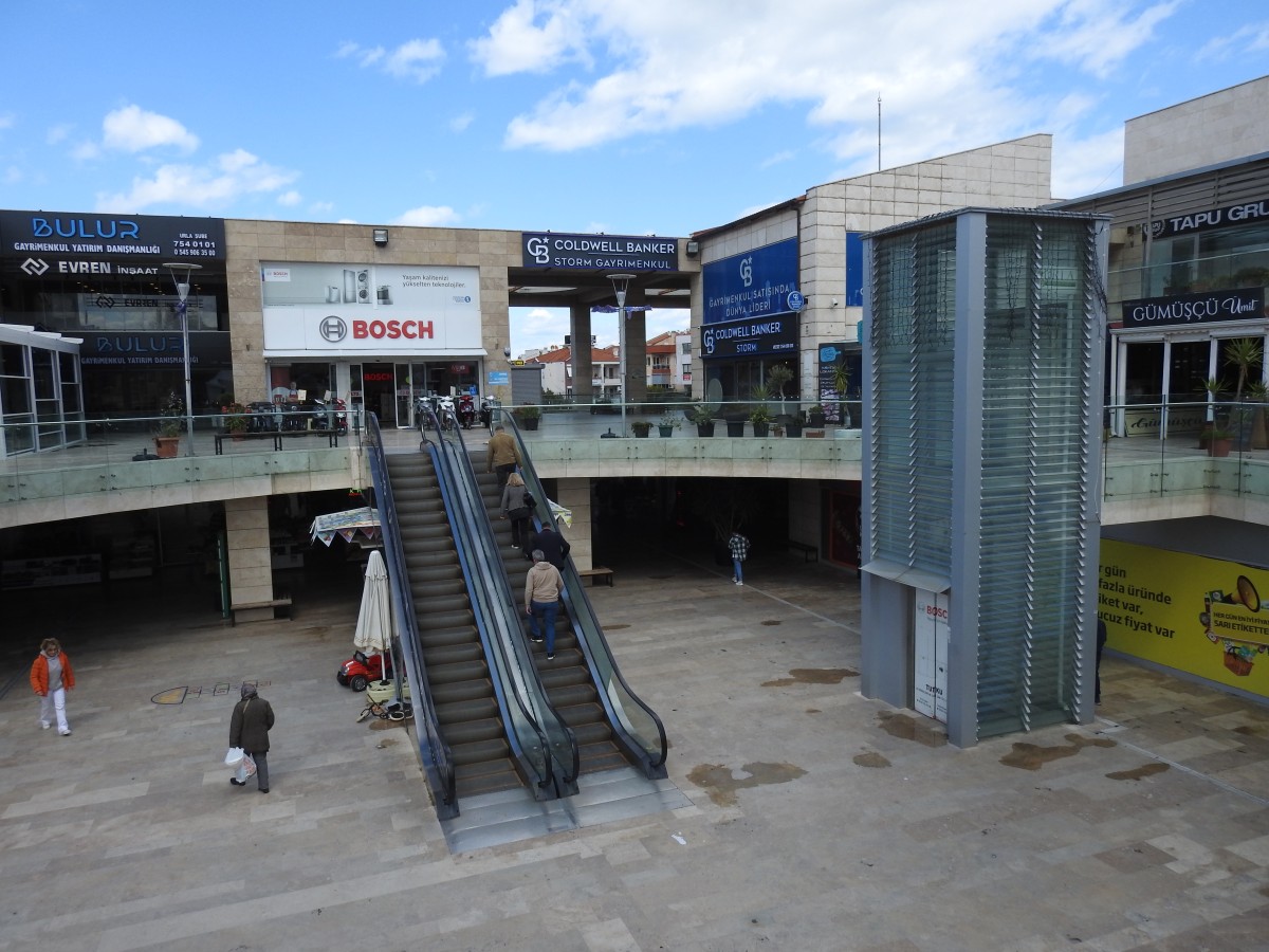 Alışveriş Merkezinde Asansör ve Yürüyen Merdiven Krizi