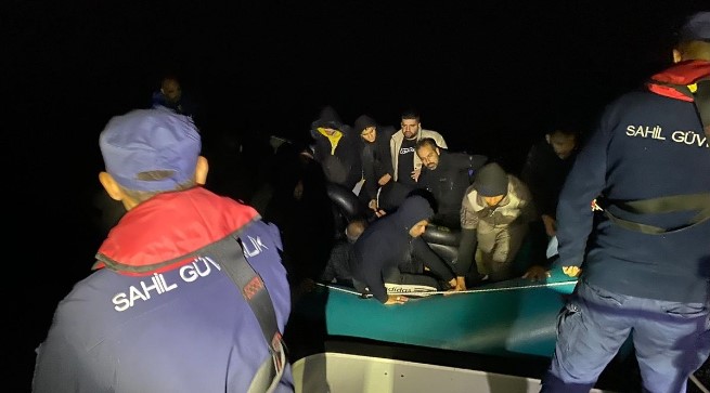 Geri itilen 90 düzensiz göçmen kurtarıldı