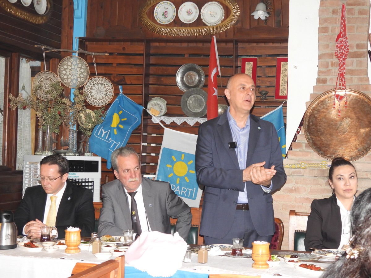 Prof. Dr. Ümit Özlale: İzmir gençlerin şehridir 