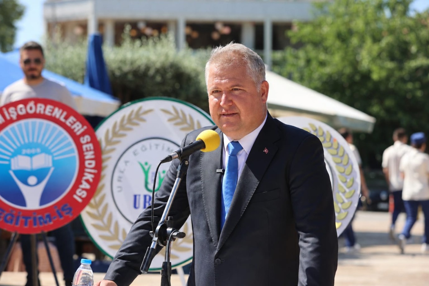 Urla, bir asır sonra aynı meydanda, aynı Cumhuriyet sevdasıyla Atatürk’ü selamladı.