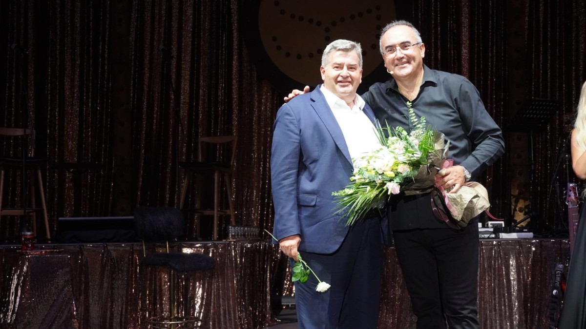 Çeşme’de tarihin en görkemli kutlaması; Ajda Pekkan ve Sıla on binlerce Çeşmeli’ye konser verdi