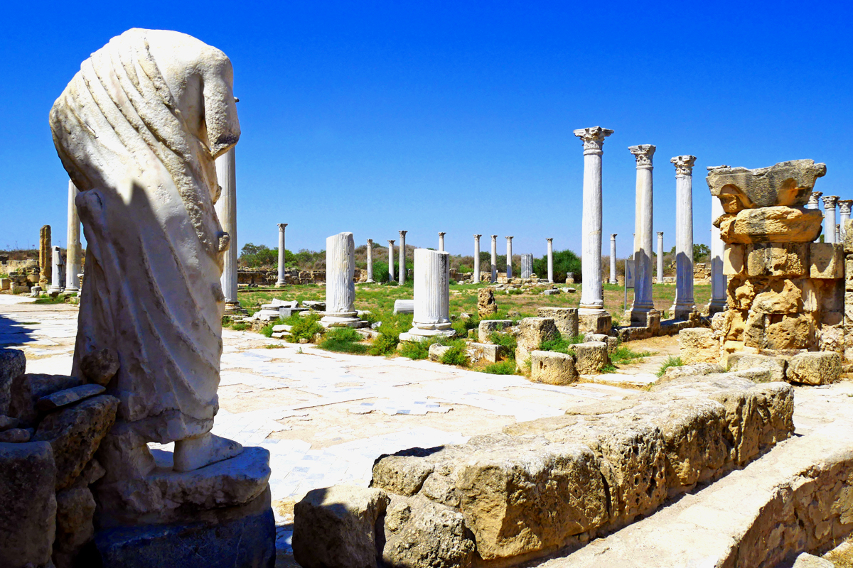 Kumlarla sarıp sarmalanmış antik kent SALAMİS